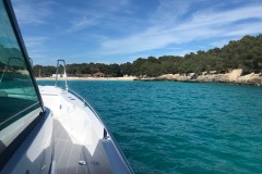 Axopar Anlieferung Mallorca im Hafen von Cala Nova